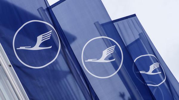 Lufthansa-Flaggen wehen vor dem Lufthansa-Aviation-Center im Wind. Der Vorstand stellt sich weitreichend um. 
