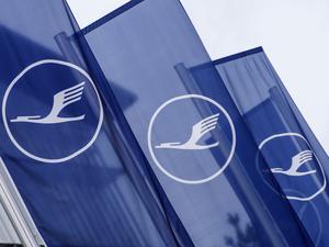 Lufthansa-Flaggen wehen vor dem Lufthansa-Aviation-Center im Wind. Der Vorstand stellt sich weitreichend um. 