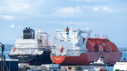 Der LNG Tanker „Arctic Lady“ liegt mit einer Ladung LNG im Energie-Terminal.