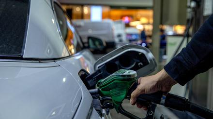 Ein Autofahrer tankt ein Auto mit Benzin Super E5 an einer Tankstelle des Mineralölkonzerns Total in der Chausseestrasse. 