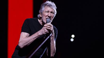 Roger Waters singt ins Mikrofon während eines Konzertes. 