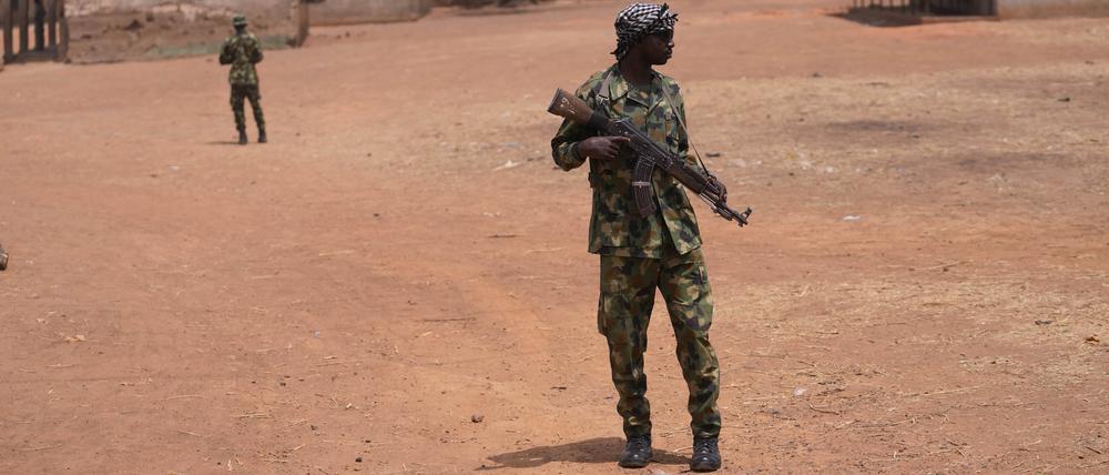 Nigerianische Soldaten patrouillieren an der Schule, wo die Kinder entführt wurden.