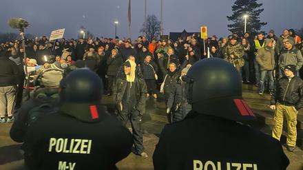 Polizisten im Einsatz bei einer Versammlung vor dem Sitzungsgebäude des Kreistages in Grevesmühlen. 