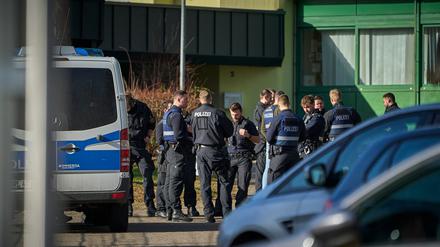 Polizisten stehen vor einer Schule in Neuwied. 