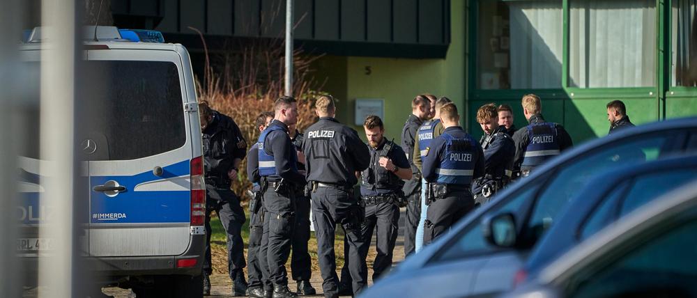 Polizisten stehen vor einer Schule in Neuwied. 
