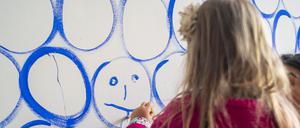 In Jeppe Heins Arbeit „Today I feel like ...“ dürfen Kinder und Erwachsene ihre Stimmung malen.