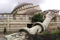 Eine vom Erdbeben zerstörte Moschee in der türkischen Region Sakarya 1999.