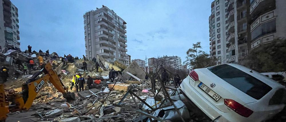 Nach mehreren schweren Erdbeben in der türkisch-syrischen Grenzregion steigt die  Zahl der Toten. 