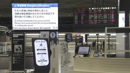 Eine elektronische Anzeigetafel am internationalen Flughafen Narita, östlich von Tokio, zeigt einen Hinweis auf das Erdbeben.