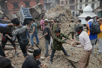 Frauen vor zerstörten Häusern in Kathmandu