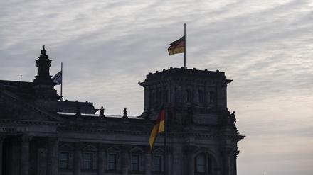 Auch die Fahnen auf dem Dach des Reichstags stehen zum Gedenken an die Erdbebenopfer in Syrien und der Türkei auf Halbmast.