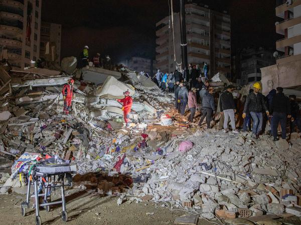 Rettungskräfte suchen im türkischen Adana nach Überlebenden in den Trümmern von Gebäuden.