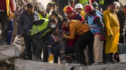 Rettungskräfte suchen nach Überlebenden in den Trümmern tausender Gebäude, die durch ein starkes Erdbeben eingestürzt waren. 