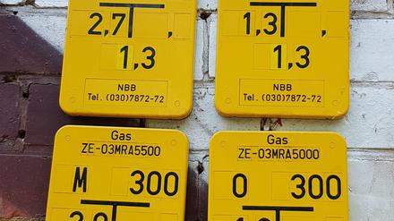 Schilder und Kürzel, an denen wir täglich vorbeikommen. Das Kleingedruckte oben auf den Schildern sind interne Registriernummern der Gasag-Netzgesellschaft NBB.