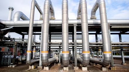 Zahlreiche Rohre verlaufen an einer technischen Anlage zur Verdichtung von Erdgas auf dem Gelände des Erdgasspeichers Rehden.