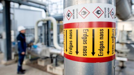 Rohre mit der Aufschrift „Erdgas nass“ verlaufen an einer technischen Anlage zur Kühlung von Erdgas auf dem Gelände des Erdgasspeichers Rehden der astora GmbH.