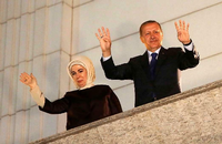 Recep Tayyip Erdogan und seine Ehefrau Emine lassen sich am Wahlabend feiern.