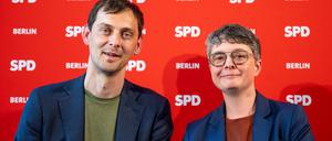 Martin Hikel und Nicola Böcker-Giannini, das neu gewählte Führungsduo der Berliner SPD, aufgenommen bei der Verkündung des Ergebnisses der Stichwahl zum SPD-Parteivorsitz im Kurt-Schuhmacher-Haus. 