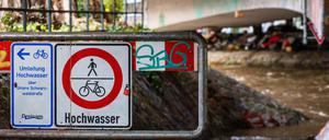 14.11.2023, Baden-Württemberg, Freiburg: Ein Schild weist an der Zufahrt eines Radwegs auf Hochwasser hin.