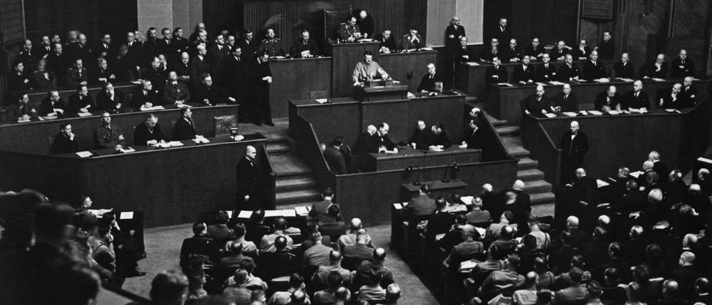 Hitler gibt am 23. März 1933 im Reichstag eine Erklärung zum Ermächtigungsgesetz ab.