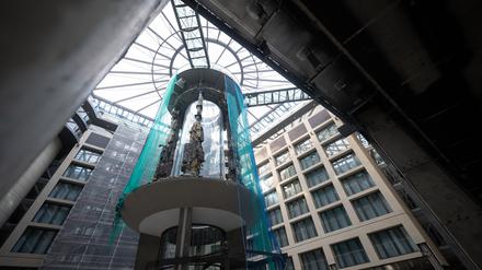 Das 16 Meter hohe Aquarium Aquadom war am 16. Dezember 2022 mitten in der Berliner Innenstadt aus bislang ungeklärter Ursache zerplatzt.