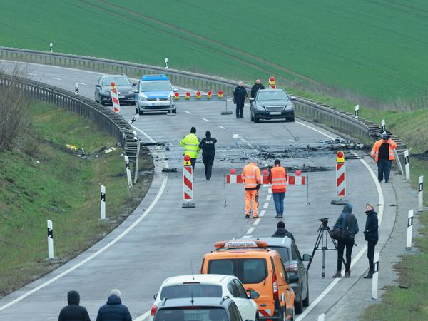 Polizei und Gutachter werten auf der gesperrten Bundesstraße B247 die Spuren des schweren Unfalls vom Vortag aus.