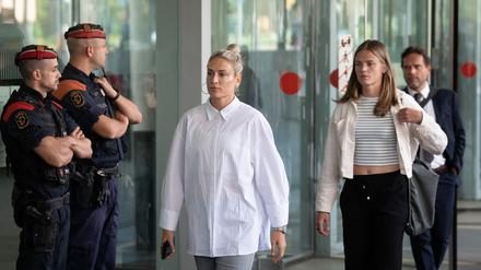 Die Nationalspielerin Alexia Putellas (m) und die Kapitänin der spanischen Frauen-Nationalmannschaft Irene Paredes (r) haben im Rahmen des Ermittlungsverfahrens zum Kuss-Skandal um den Ex-Chef des spanischen Fußballverbandes RFEF ausgesagt. 