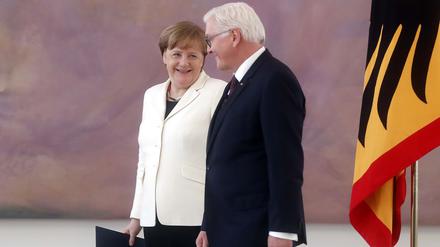 Bundeskanzlerin Angela Merkel und Frank-Walter Steinmeier 2018, als der Bundespräsident ihr die Ernennungsurkunde für ihre vierte Amtszeit überreicht.