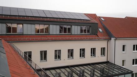 Die Solaranlagen wurden auf dem Dach zur Hofseite des Hauses des Handwerks angebracht. 