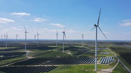 Auf der Hochfläche in Klettwitz bei Schipkau (Landkreis Oberspreewald-Lausitz) stehen viele Windenergieanlagen und mehrere Solarparks.
