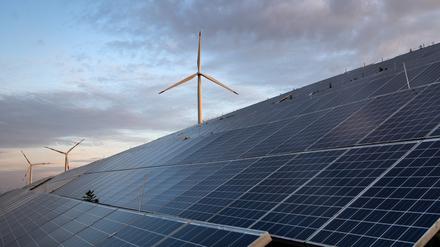 23.05.2022, Bremen: Windkraftanlagen stehen hinter Photovoltaikanlagen auf der Blocklanddeponie. Foto: Sina Schuldt/dpa +++ dpa-Bildfunk +++