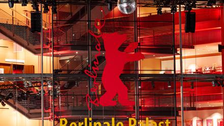 15.02.2024, Berlin: Der Eingangsbereich am Berlinale Palast ist am frühen Morgen am Tag der Eröffnung leer. Die 74. Ausgabe der Berlinale wird am heutigen Donnerstag eröffnet. Foto: Fabian Sommer/dpa +++ dpa-Bildfunk +++