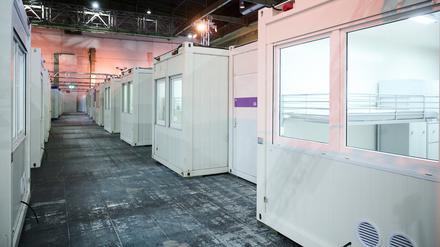 Container stehen im ehemaligen Flughafen Tempelhof. Hier eröffnete im Dezember 2022 eine Unterkunft für Flüchtlinge.
