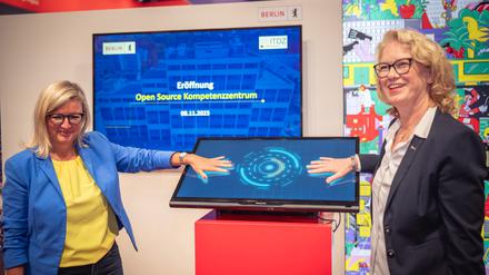 Zur Eröffnung des Open Source Kompetenzzentrums (OSK) beim ITDZ Berlin gaben sich Berlins Digitalbeauftragte Martina Klement (links) und Anne Lolas, stellvertretende Vorständin des ITDZ, einen digitalen Händedruck.