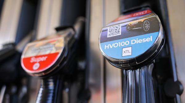 Eine Zapfsäule für HVO100-Diesel und Superbenzin an einer Tankstelle von Nordoel.