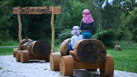 Kinder spielen auf dem wiedereröffneten Waldspielplatz Blankenfelde. 