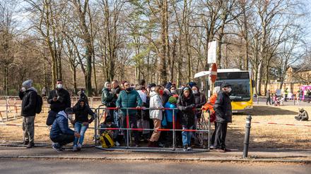 Geflüchtete Menschen aus der Ukraine und anderen Ländern warten im Ankunftszentrum in Berlin Reinickendorf. (Archivbild)