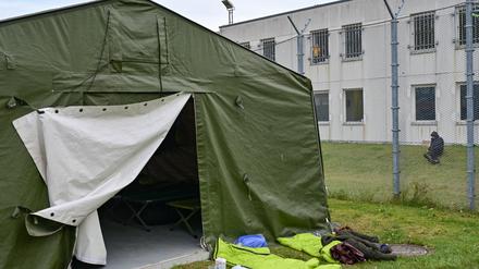 Ein Zelt für Flüchtlinge steht auf dem Gelände der Zentralen Erstaufnahmeeinrichtung für Asylbewerber (ZABH) des Landes Brandenburg.