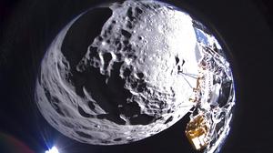 Am Donnerstag, dem 22. Februar 2024, nimmt die Odysseus-Mondlandefähre von Intuitive Machines ein Bild des Kraters Schomberger auf dem Mond auf, das etwa 200 km vom geplanten Landeplatz entfernt ist, in einer Höhe von etwa 10 km.