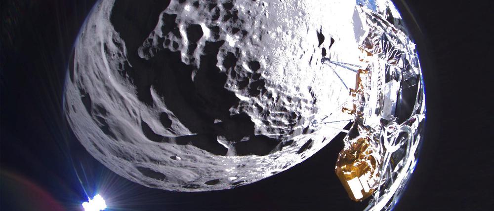 Am Donnerstag, dem 22. Februar 2024, nimmt die Odysseus-Mondlandefähre von Intuitive Machines ein Bild des Kraters Schomberger auf dem Mond auf, das etwa 200 km vom geplanten Landeplatz entfernt ist, in einer Höhe von etwa 10 km.