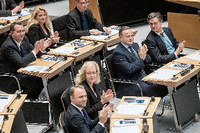 Die Abgeordneten der AfD um Fraktionschef Georg Pazderski (2.v.r) sitzen neben den FDP-Abgeordneten um Fraktionschef Sebastian Czaja (vorne) und verfolgen am 27.10.2016 die erste Sitzung des Berliner Abgeordnetenhauses.