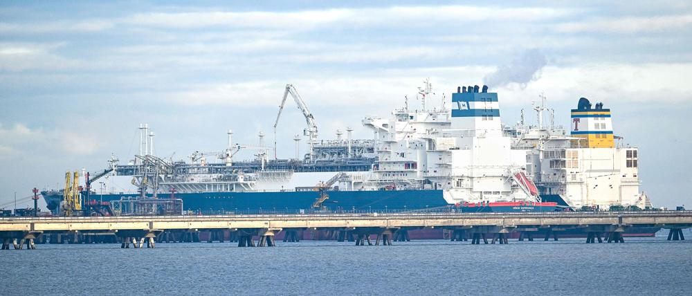 Das mit verflüssigtem Erdgas beladene Tankschiff „Maria Energy“ (r.) liegt am schwimmenden Terminal, dem Spezialschiff „Höegh Esperanza“. 