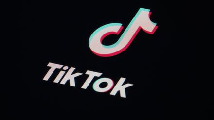 Das Symbol für die Video-Sharing-App TikTok ist auf einem Smartphone zu sehen. 