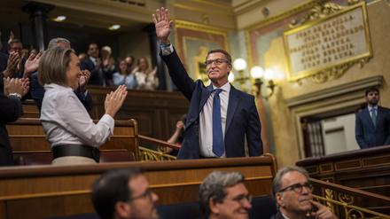 Alberto Núñez Feijóo, Vorsitzender der PP und Kandidat für das Amt des Regierungspräsidenten, winkt bei seiner Ankunft im Unterhaus des spanischen Parlaments.