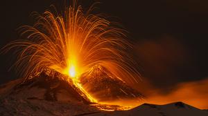 Lava wird während einer Eruption aus dem Südostkrater des Ätna geschleudert. 