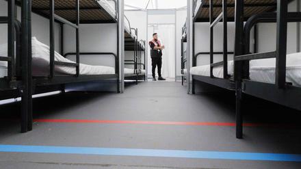 Betten stehen in einem Raum als Unterkunft für Geflüchtete im Ankunftszentrum Tegel. 