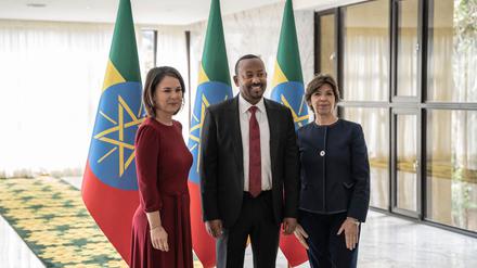 Bundesaußenministerin Annalena Baerbock (l.), Äthiopiens Premierminister Abiy Ahmed Ali und Frankreichs Außen- und Europaministerin Catherine Colonna in Addis Abeba