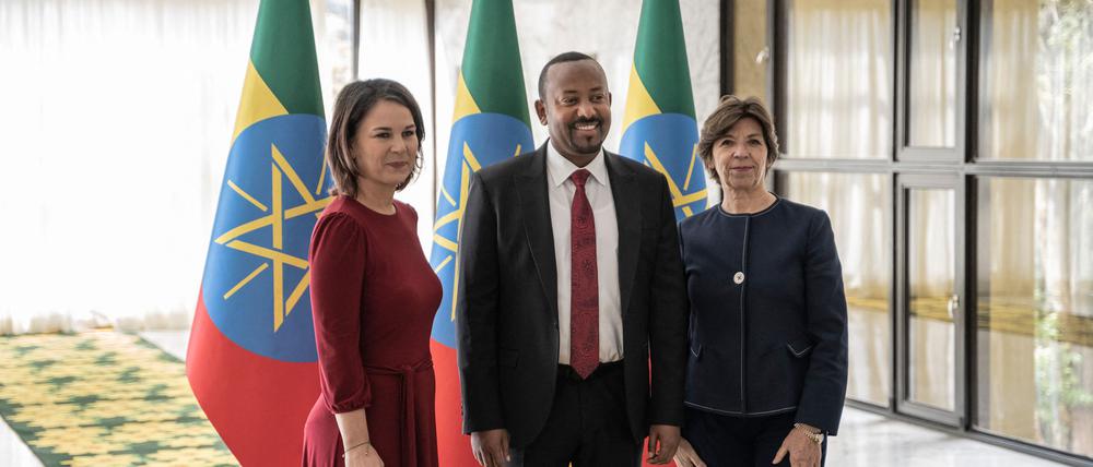 Bundesaußenministerin Annalena Baerbock (l.), Äthiopiens Premierminister Abiy Ahmed Ali und Frankreichs Außen- und Europaministerin Catherine Colonna in Addis Abeba