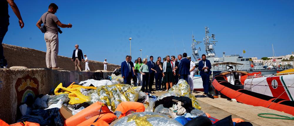 Italiens Premierministerin Giorgia Meloni und EU-Kommissionspräsidentin  Ursula von der Leyen beim Besuch auf Lampedusa. Meloni drängt die EU zu einer härteren Migrationspolitik. 