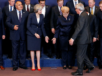 Knallrote Schuhe. Theresa May am Donnerstag beim EU-Gipfel.